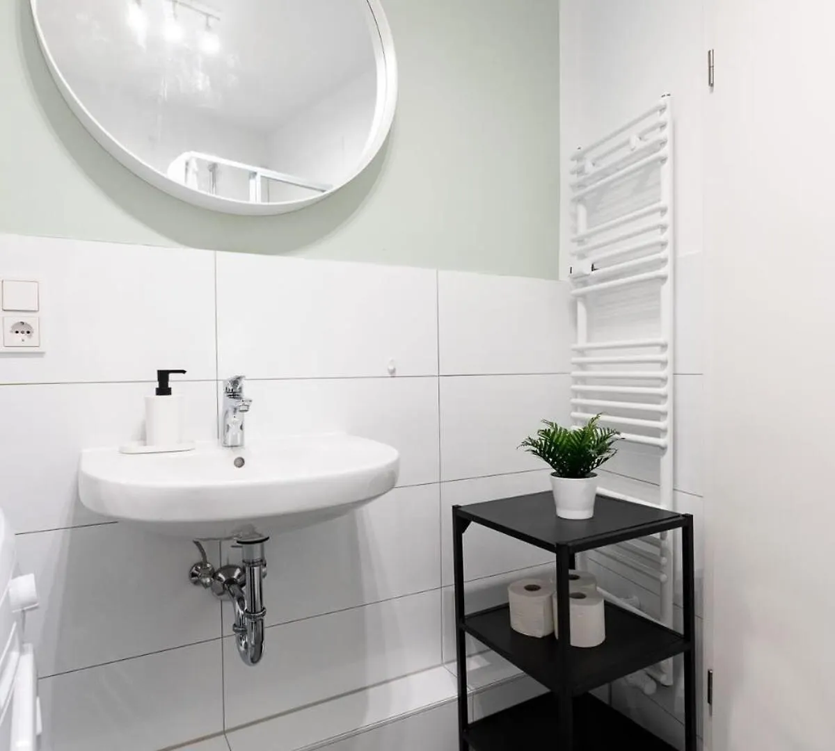 Hamburg City Apartment For 5 0*,